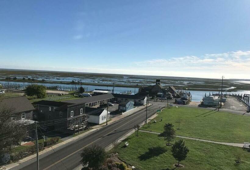 ユースホステル Second Floor Apartment #23   Water & Town Views