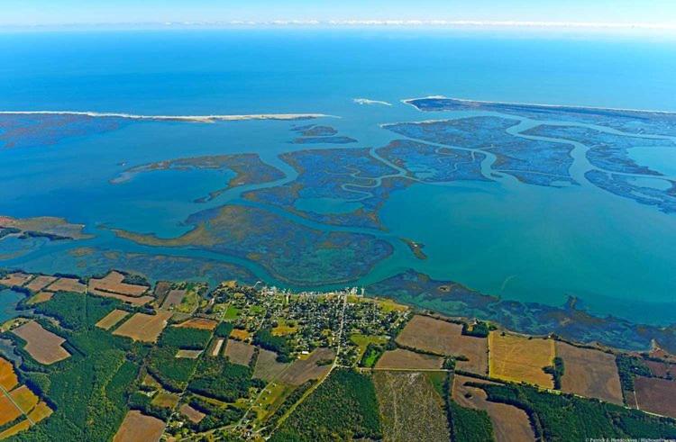 ユースホステル Second Floor Apartment #23   Water & Town Views