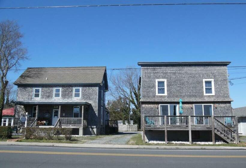 ユースホステル Second Floor Apartment #23   Water & Town Views