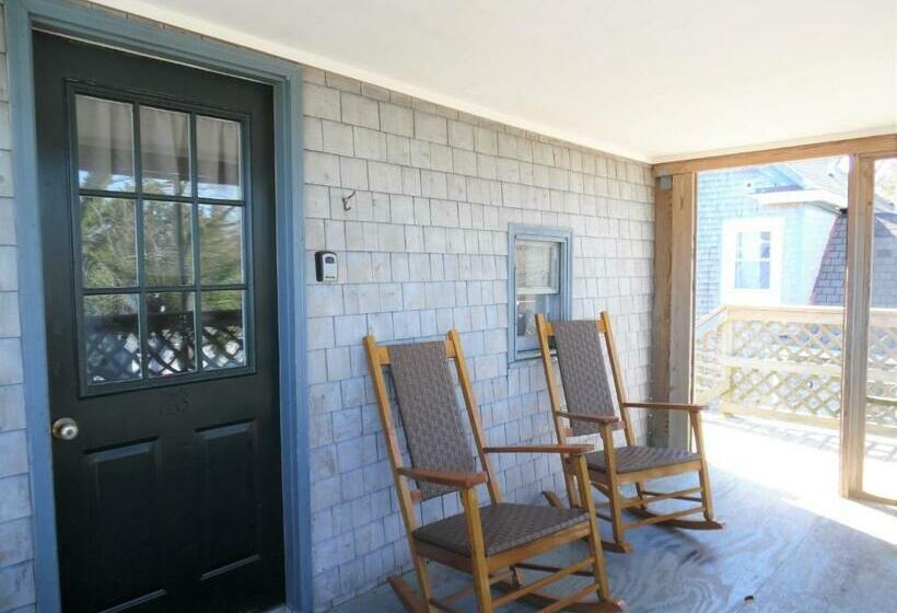 ユースホステル Second Floor Apartment #23   Water & Town Views