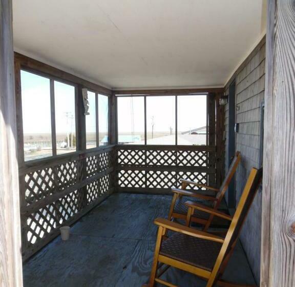 ユースホステル Second Floor Apartment #23   Water & Town Views