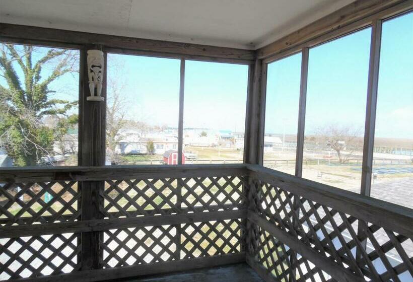 ユースホステル Second Floor Apartment #23   Water & Town Views