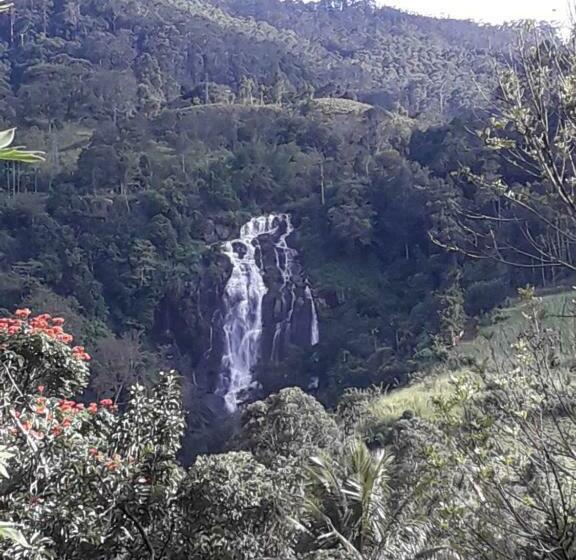 پانسیون Snuggle Cottage