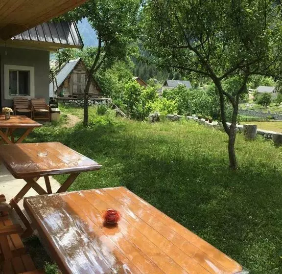 ユースホステル Bujtina Sherifaj
