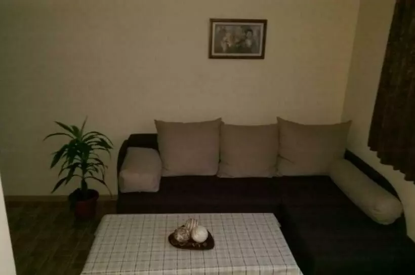 Majatalo Guest House Elena