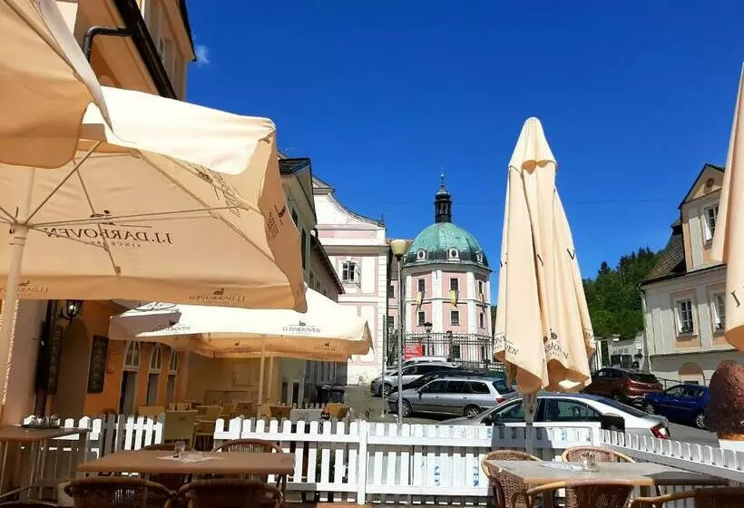 Majatalo Penzion  Restaurant U Zámku