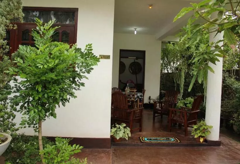 پانسیون Weerakoon Garden Guest