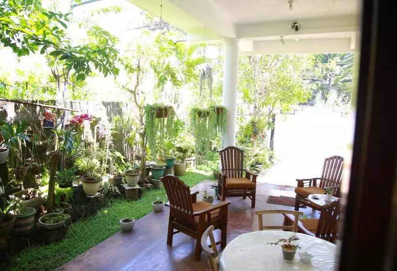 پانسیون Weerakoon Garden Guest
