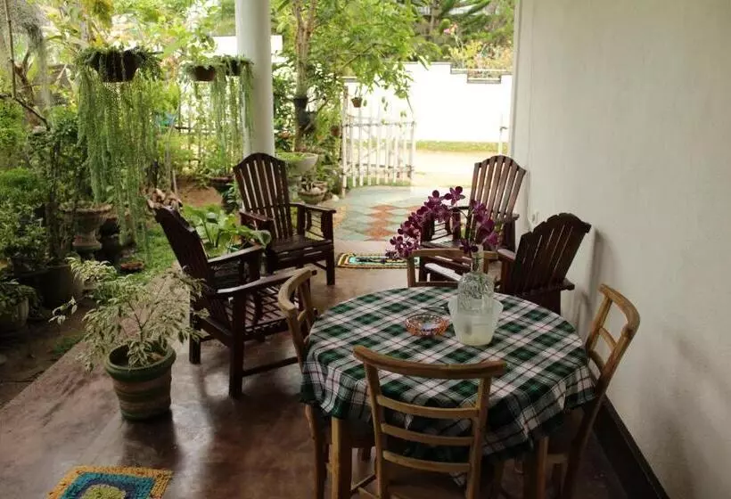 پانسیون Weerakoon Garden Guest