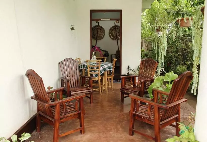 پانسیون Weerakoon Garden Guest