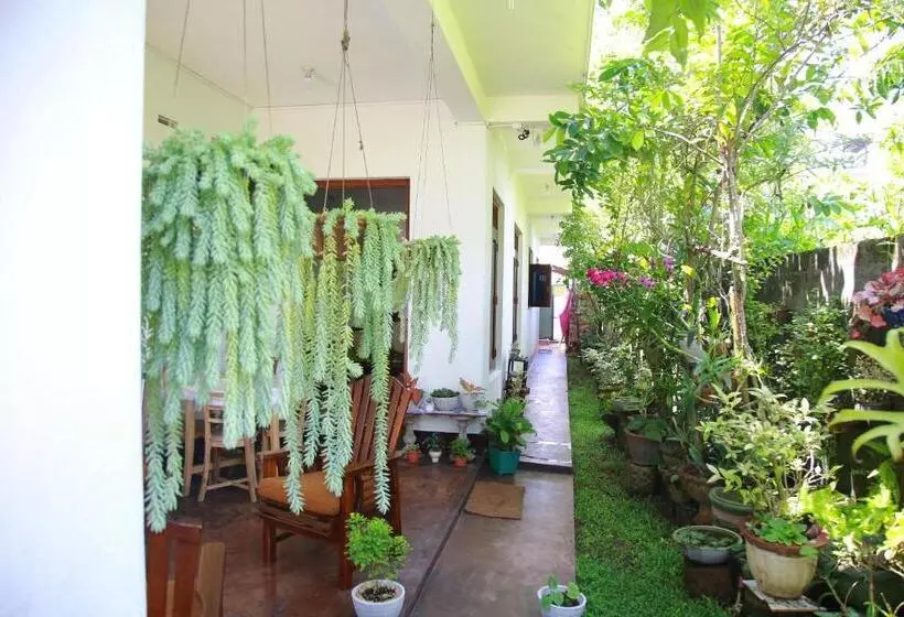 پانسیون Weerakoon Garden Guest