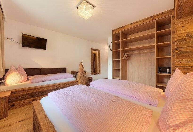 פנסיון Atelier Garni Astei