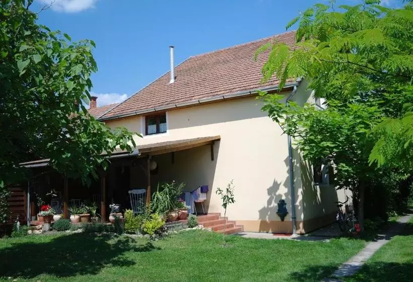 پانسیون Nóra Apartman