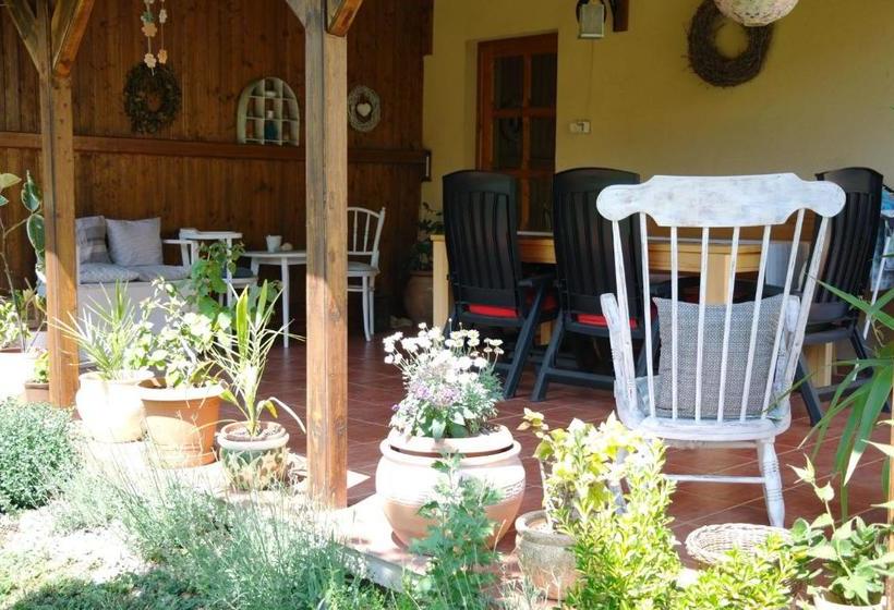 پانسیون Nóra Apartman