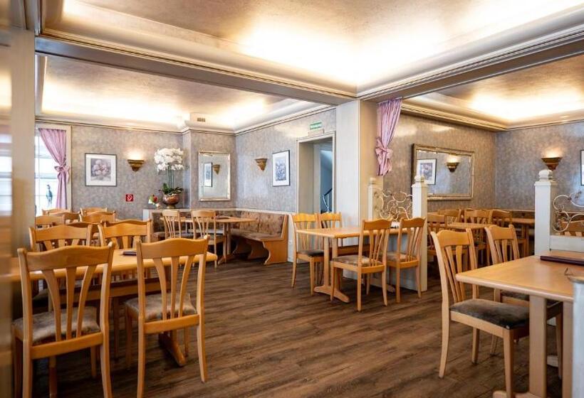 ペンション Royal