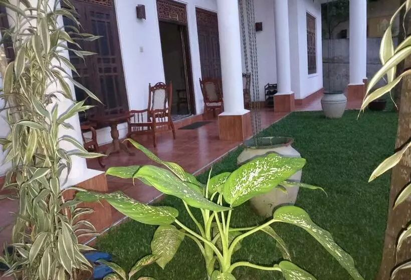 تختخواب و صبحانه Elephant Reach Villa Pinnawala