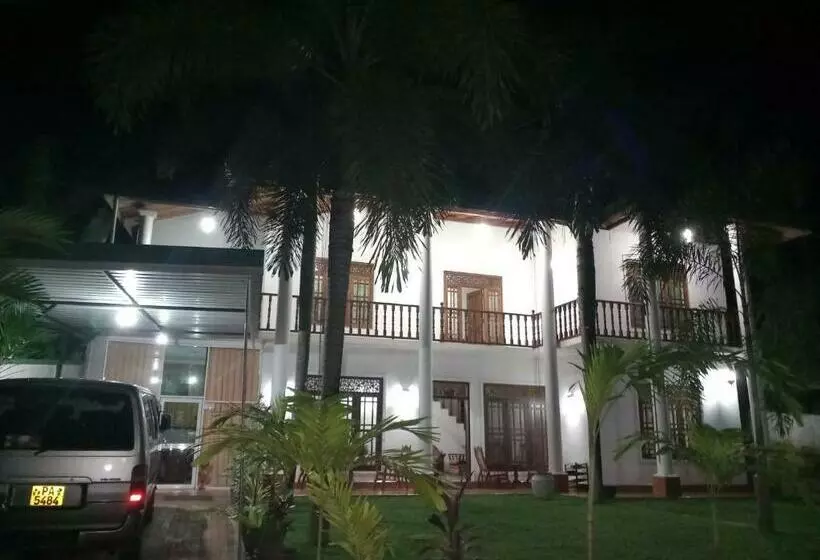 تختخواب و صبحانه Elephant Reach Villa Pinnawala