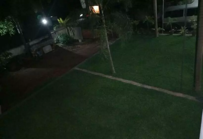 تختخواب و صبحانه Elephant Reach Villa Pinnawala