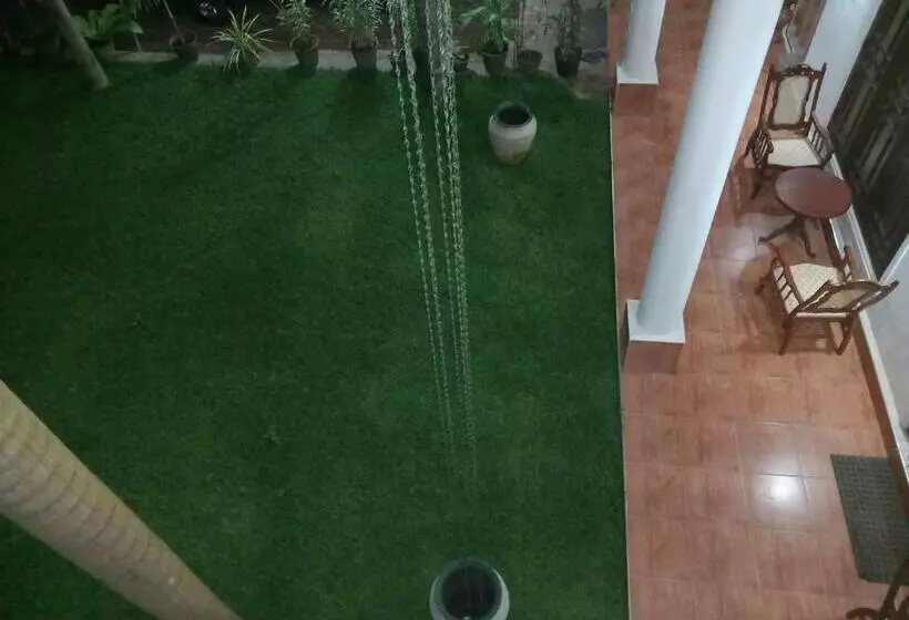 تختخواب و صبحانه Elephant Reach Villa Pinnawala