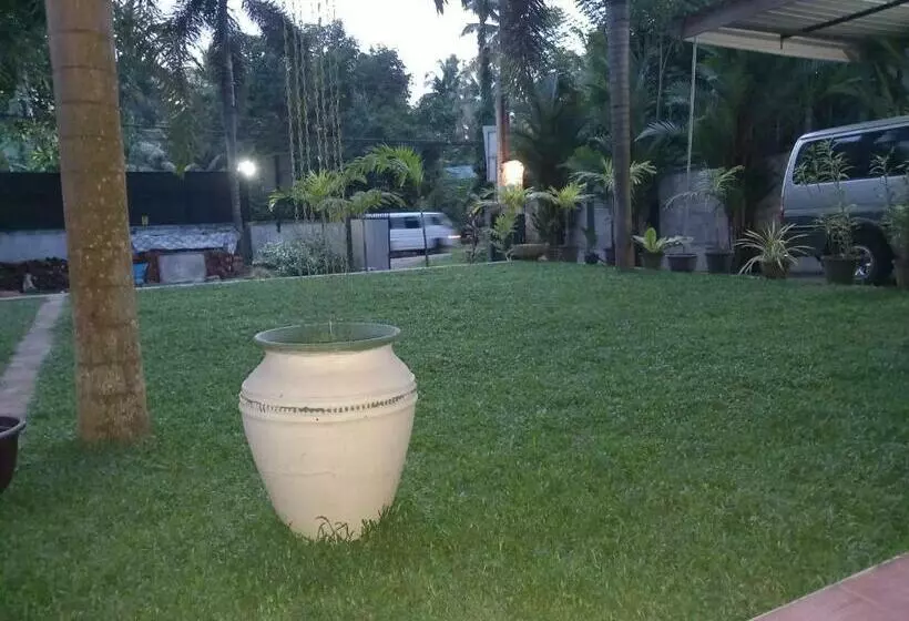 تختخواب و صبحانه Elephant Reach Villa Pinnawala