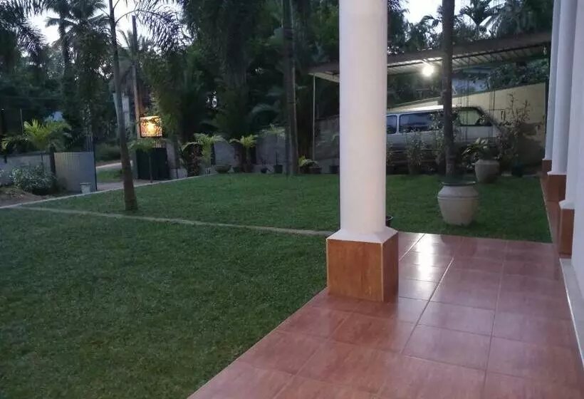 تختخواب و صبحانه Elephant Reach Villa Pinnawala