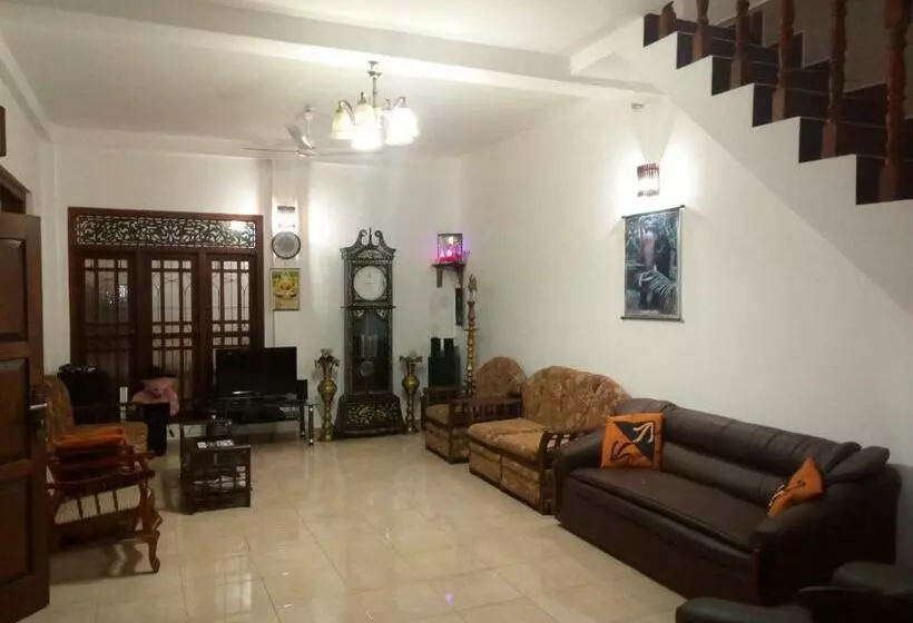تختخواب و صبحانه Elephant Reach Villa Pinnawala