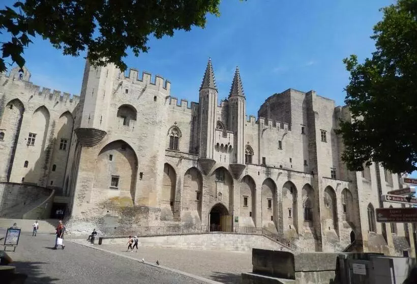 ベッドアンドブレックファースト Face Au Palais