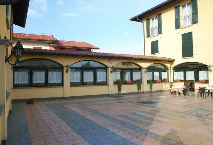 ホテル Albergo Ristorante Quadrifoglio