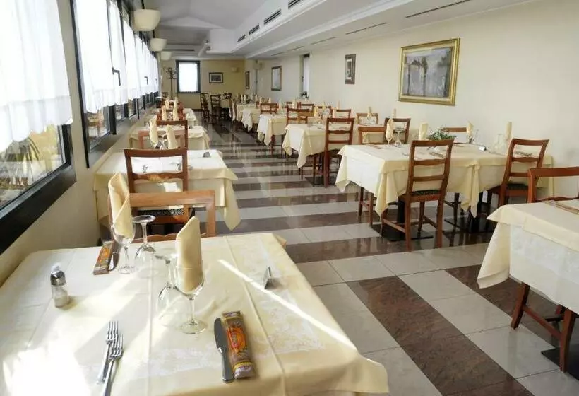 ホテル Albergo Ristorante Quadrifoglio