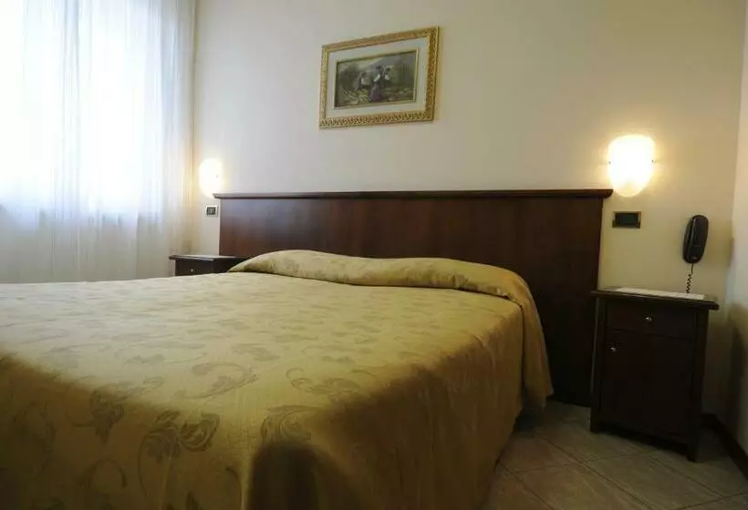 ホテル Albergo Ristorante Quadrifoglio