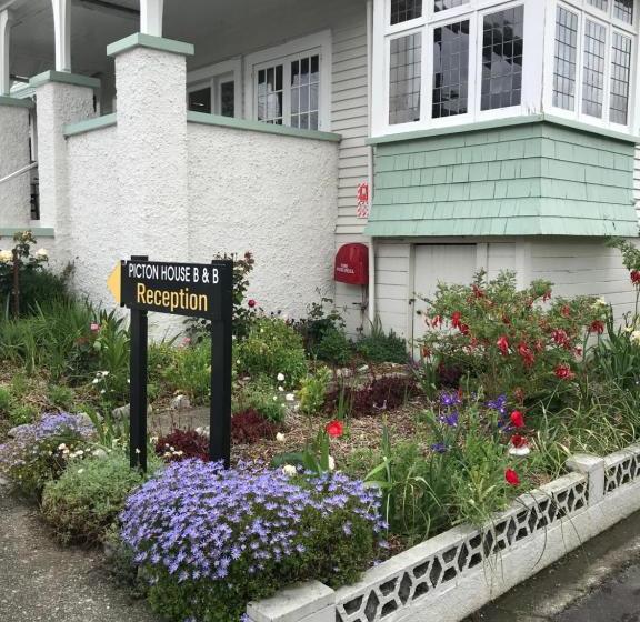 Picton House B&b And Motel