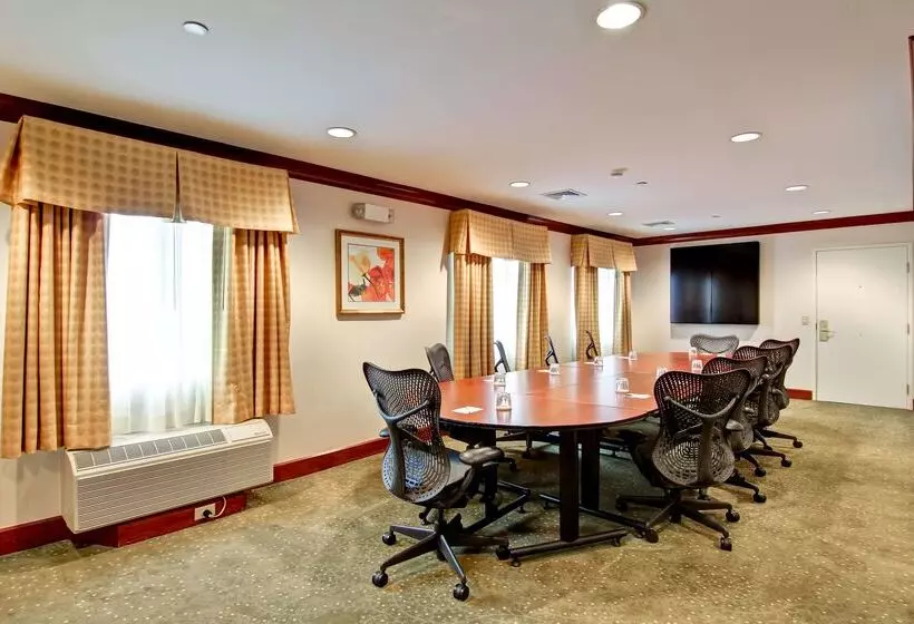 هتل Homewood Suites By Hilton Stratford