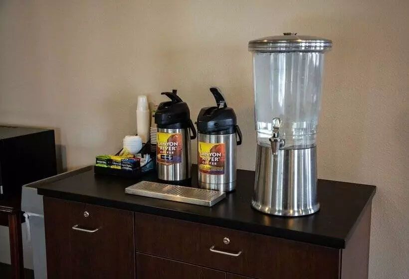 Отель Lomira Inn And Suites