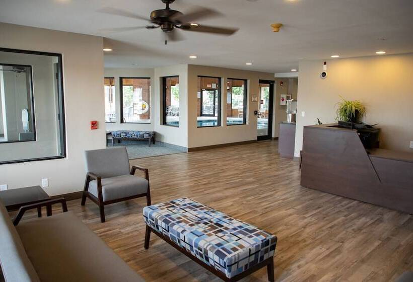 Отель Lomira Inn And Suites