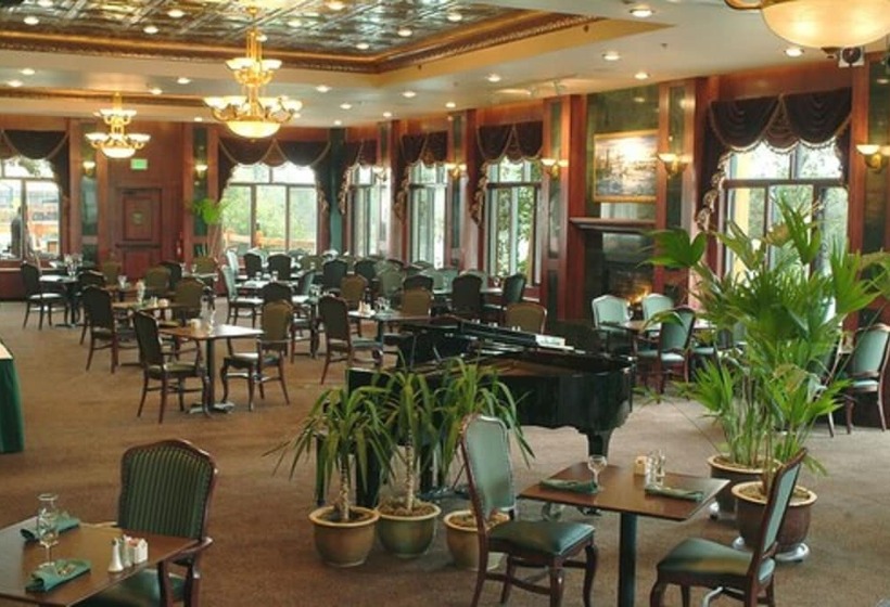 Otel Pike S Waterfront Lodge