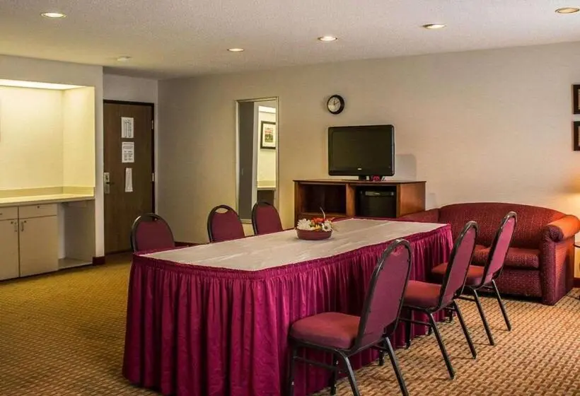 ホテル Quality Inn East Liverpool Calcutta