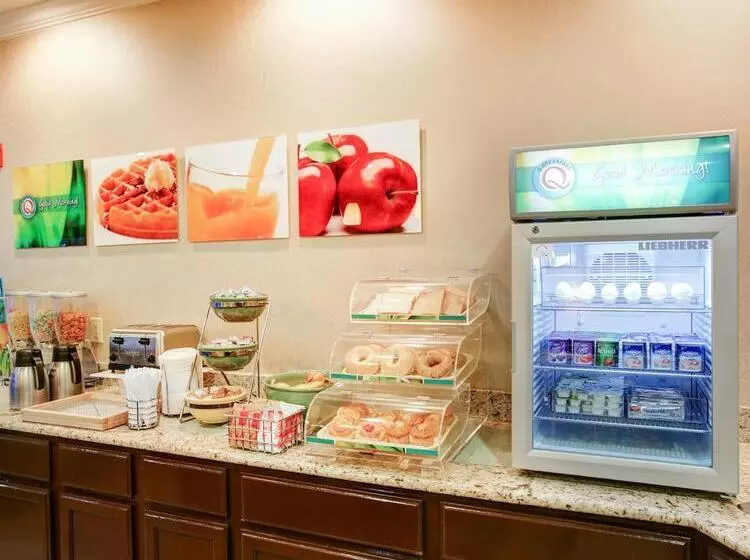 호텔 Quality Inn & Suites Near University