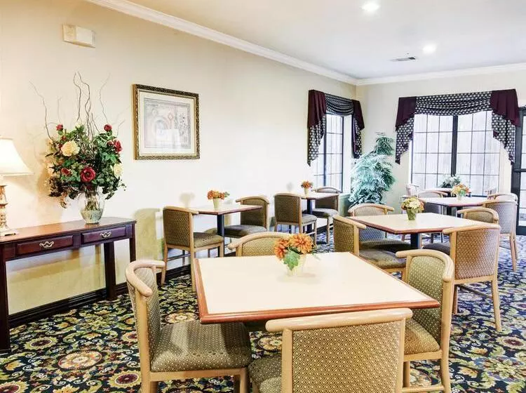 호텔 Quality Inn & Suites Near University
