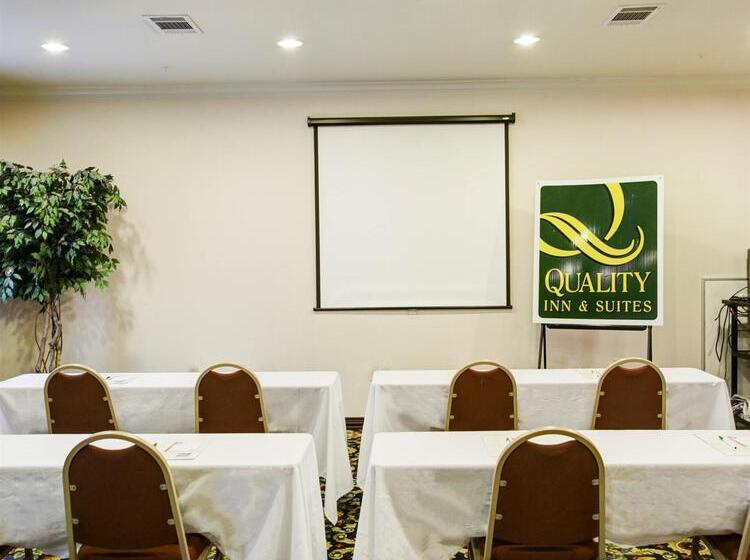 Otel Quality Inn & Suites Near University