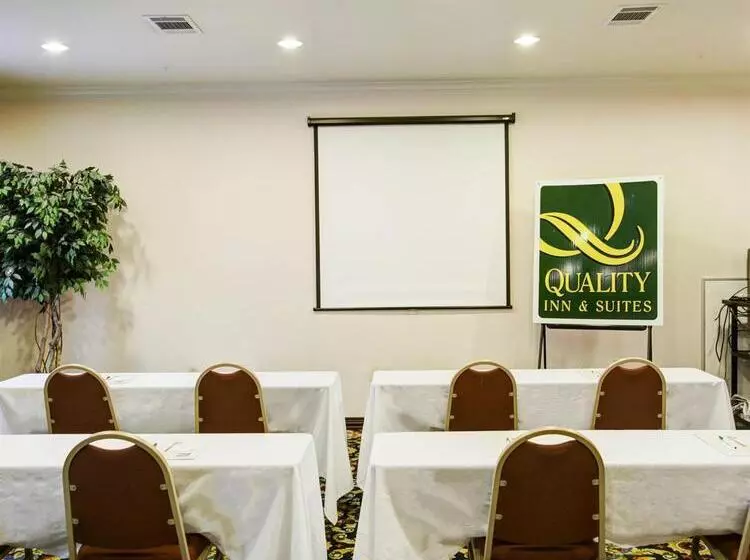 호텔 Quality Inn & Suites Near University