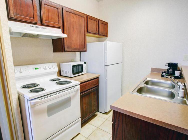 Otel Quality Inn & Suites Near University