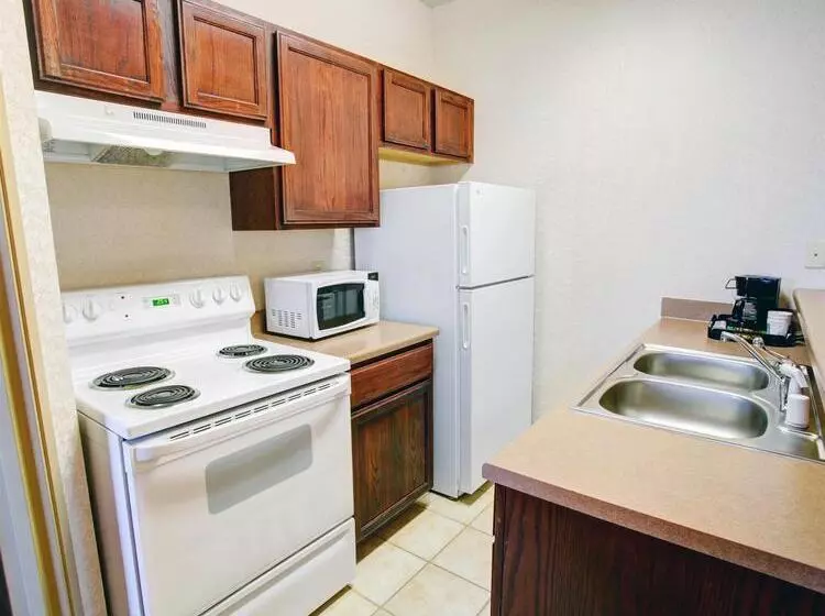 호텔 Quality Inn & Suites Near University