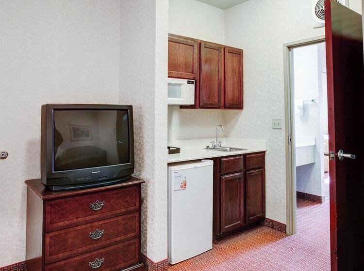 Otel Quality Inn & Suites Near University