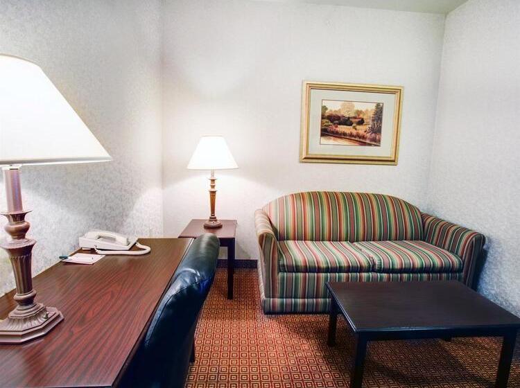 Otel Quality Inn & Suites Near University