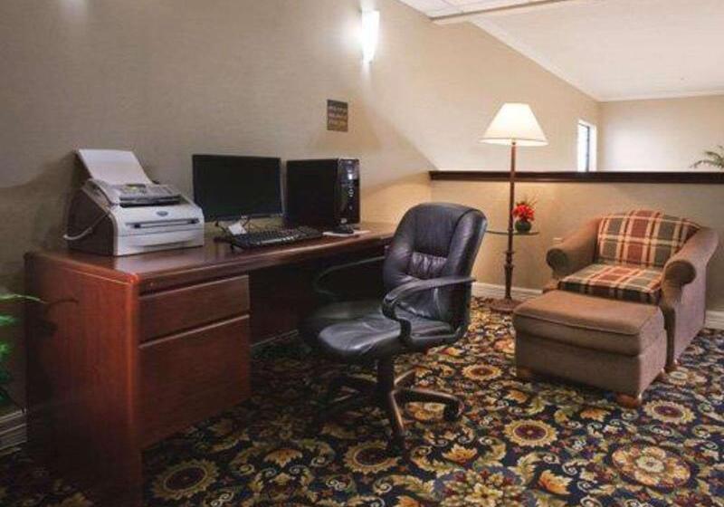 Otel Quality Inn & Suites Near University