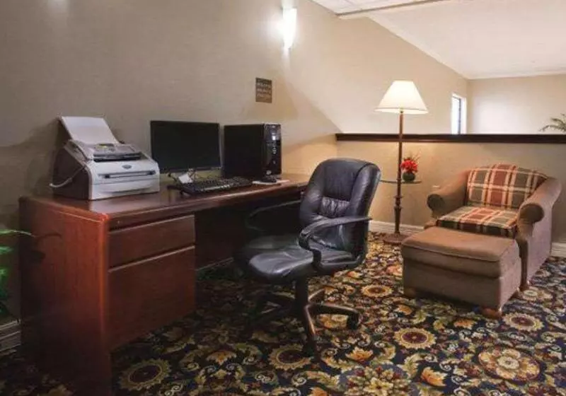 호텔 Quality Inn & Suites Near University