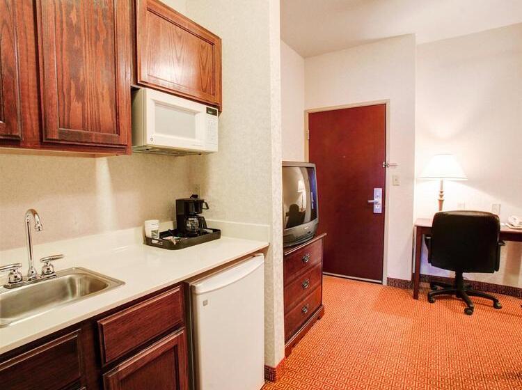 Otel Quality Inn & Suites Near University