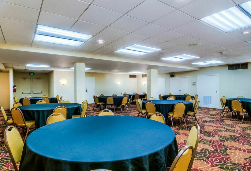 Отель Econo Lodge