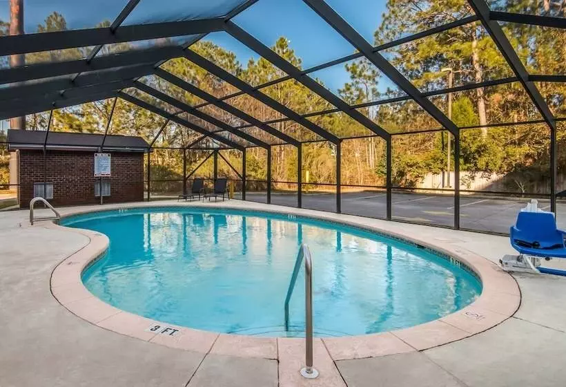 בית מלון כפרי Red Roof Inn & Suites Pensacola East   Milton