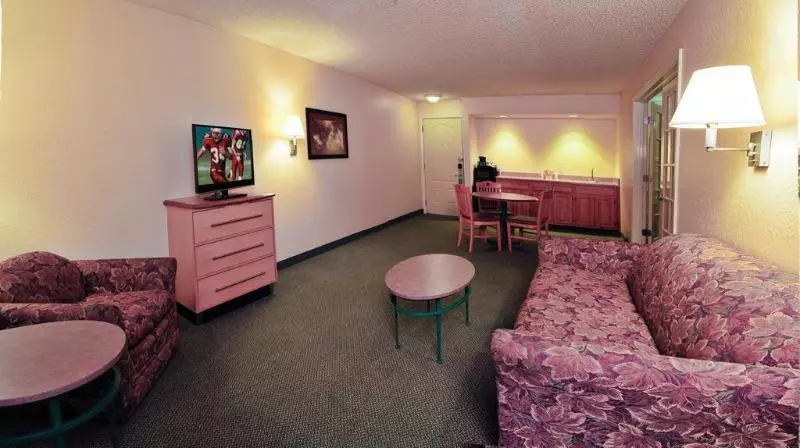 בית מלון כפרי Red Roof Inn & Suites Pensacola East   Milton